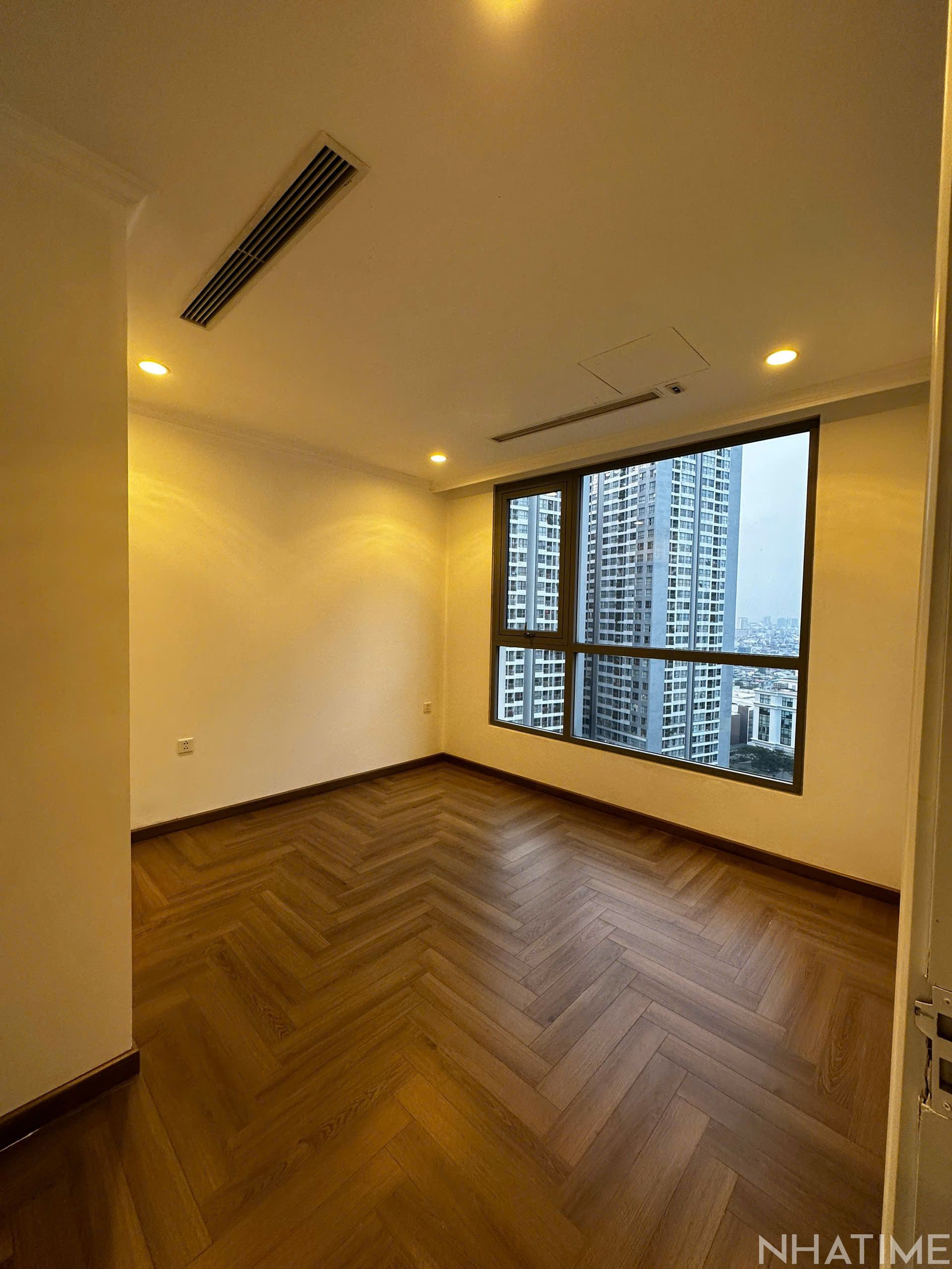 BÁN CĂN HOA HẬU TRỤC 02 VỚI 80M TOÀ PARK 07 VIEW QUẢNG TRƯỜNG