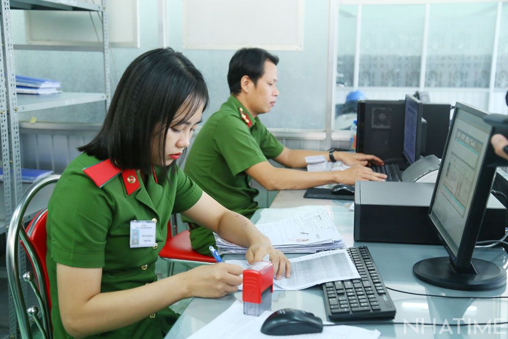 làm thủ tục tại trụ sở công an