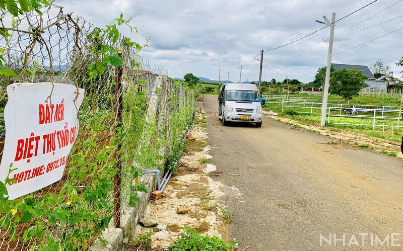 treo biển bán đất ngay trước khu đất